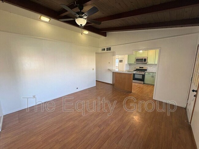 Building Photo - 856 W Chestnut St