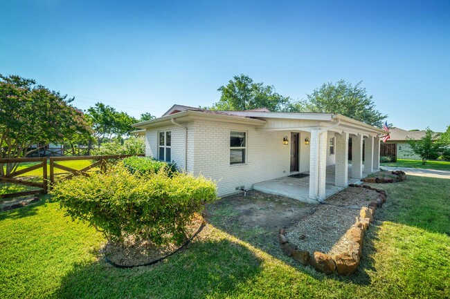 Building Photo - 3 Bedroom 2 Bath 2 Car Garage - Backs Up T...