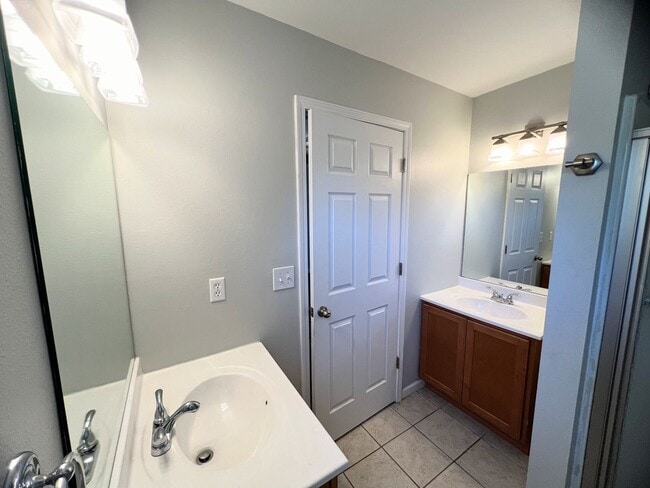 Building Photo - Newly Renovated Fenced Home Close to FLW!