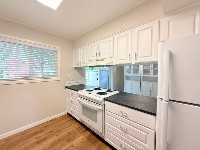 Building Photo - Super Cute 2 Bedroom Condo in Tigard!!! Water, Sewer and Garbage Included!!!