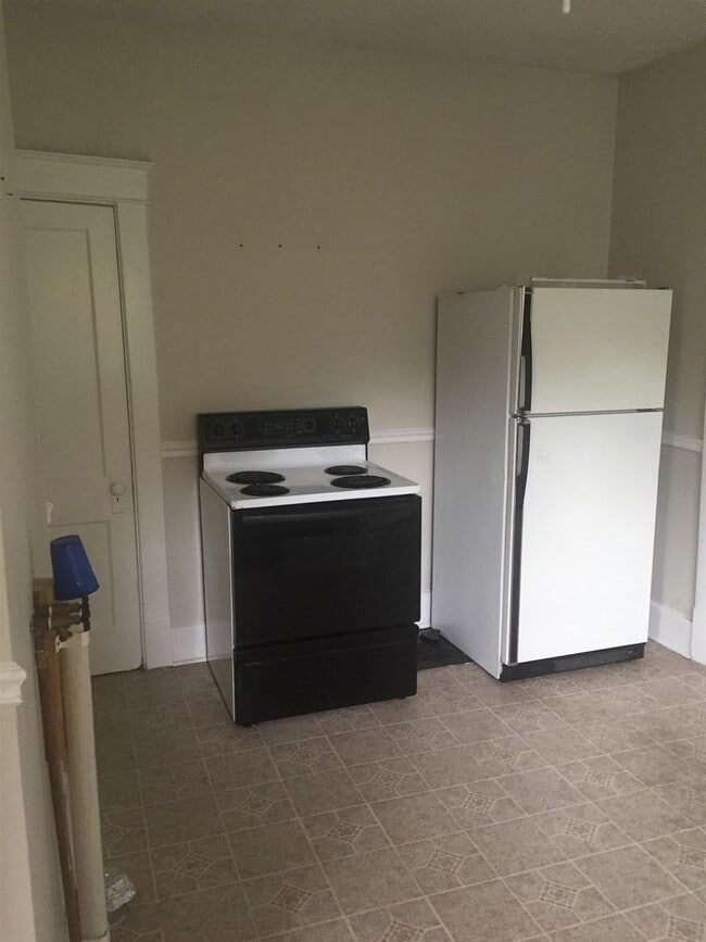 Building Photo - Studio apartment for rent in charming older home!