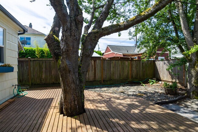 Building Photo - 2bd/1ba Seattle Home