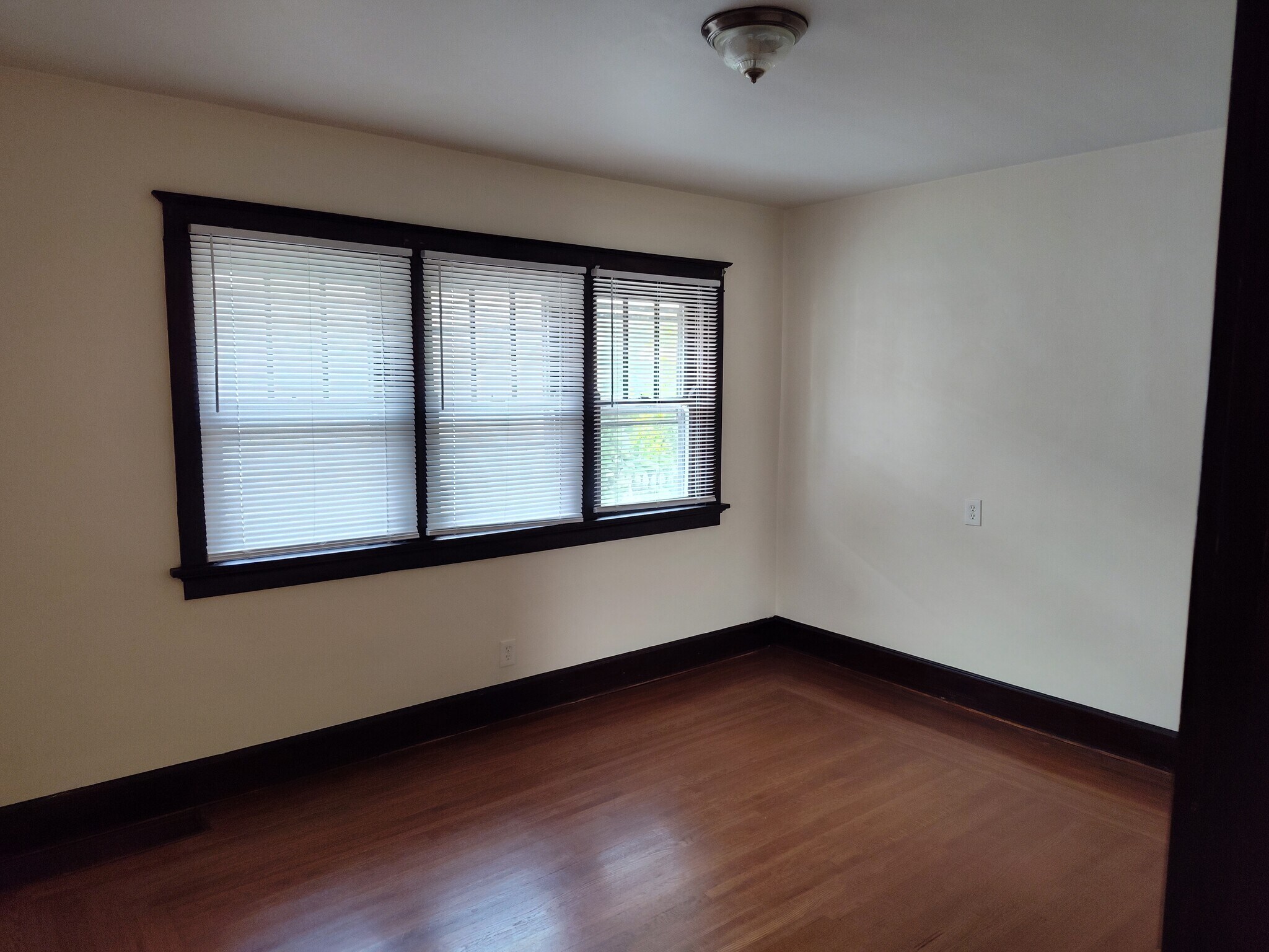 Building Photo - 5423 Rolston Ave