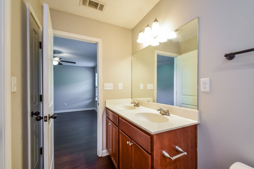 Building Photo - 6164 Humphreys Dr