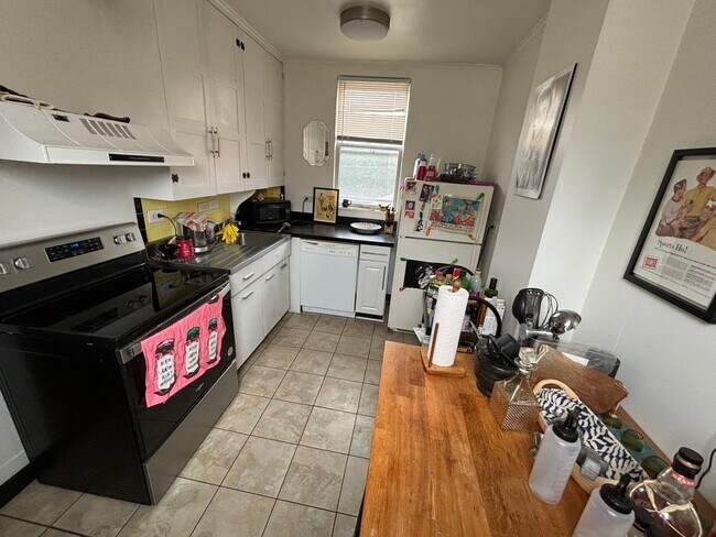 Building Photo - 111 E Blenkner St