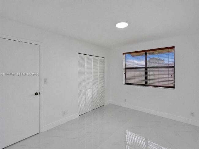 Building Photo - 10051 Winding Lake Rd