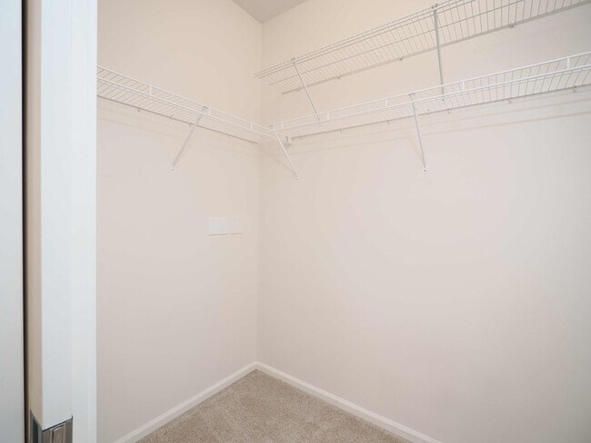 Building Photo - 2 Bed/2 Bath Condo with Garage / Vouchers Accepted / Available Now!