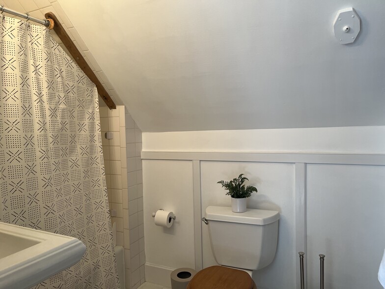 Building Photo - 83 Orchard St