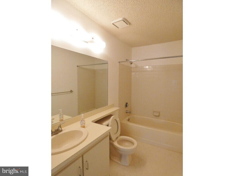 Building Photo - 12 Holly Ct