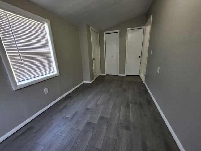 Building Photo - Remodeled 1 bedroom 1 bathroom duplex hous...