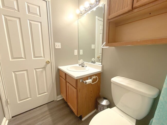 Building Photo - 2 bedroom 1 bath