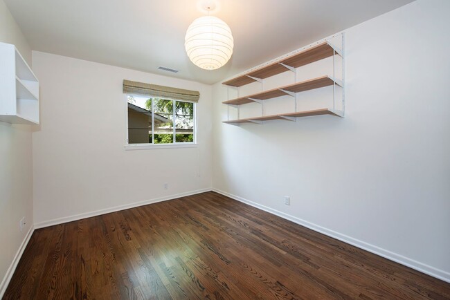 Building Photo - Spacious 3bd/2.5bth Remodeled Mesa Home!