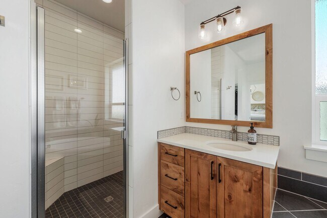 Building Photo - Beautiful 4 bed 2.5 bath home