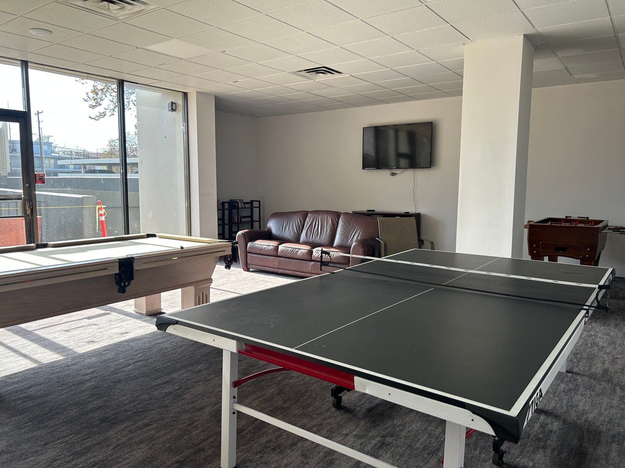 Building Photo - 410 W 7th St