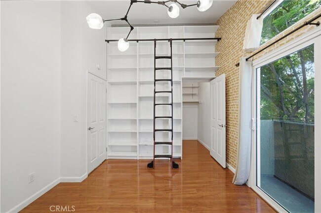 Building Photo - 1554 N Hobart Blvd