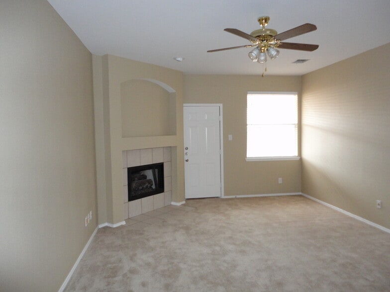 Building Photo - 2319 Dogwood Dr