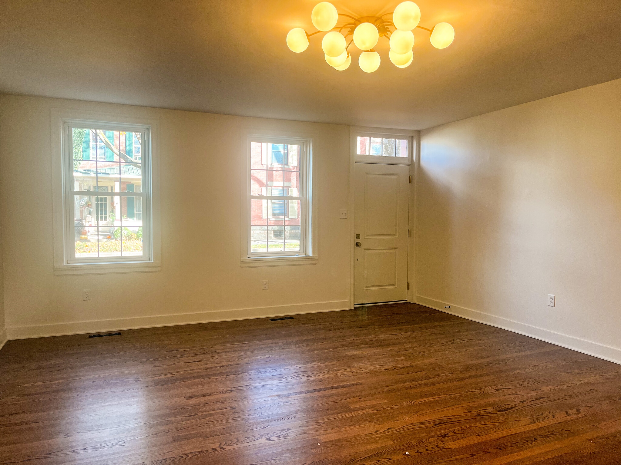 Living - 122 S Main St