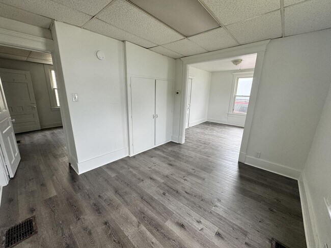 Building Photo - 518 Maple Ave