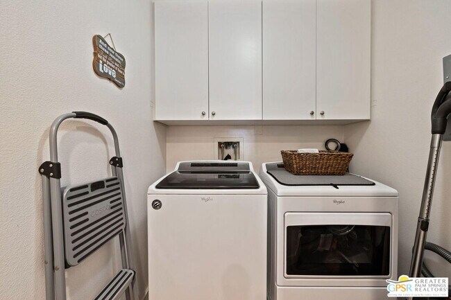 Building Photo - 930 E Palm Canyon Dr