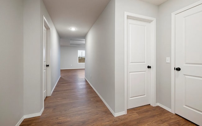 Building Photo - Beautiful 3 Bedroom Home with a fully fenc...