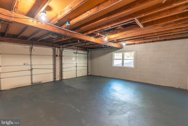 Building Photo - 248 Penncrest Dr