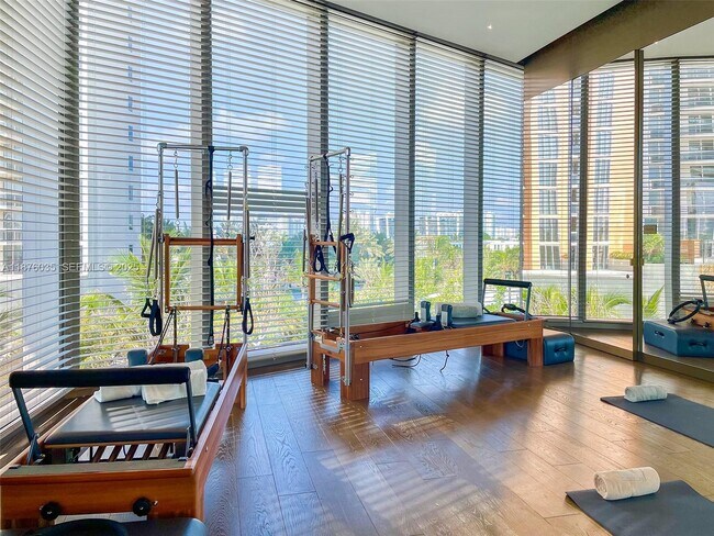 Building Photo - 18975 Collins Ave