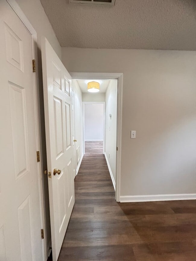 Building Photo - 2BR 2BA One Level Townhome with Garage