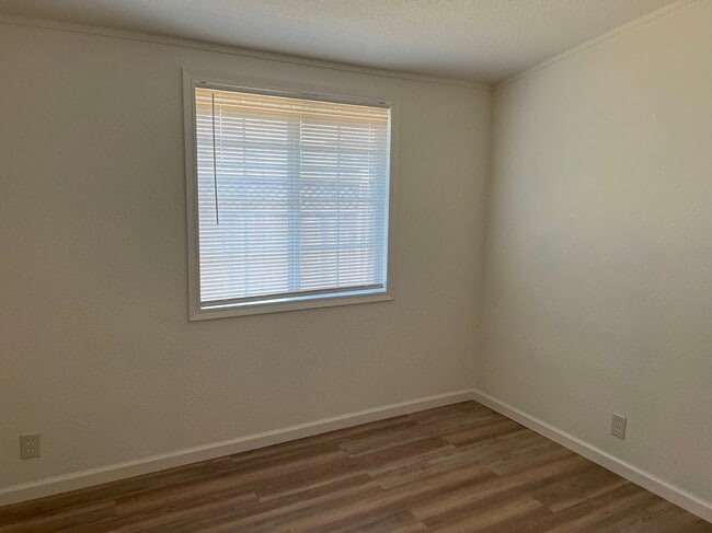 Building Photo - BEAUTIFUL CUL-DE-SAC HOME WITH LARGE PRIVA...