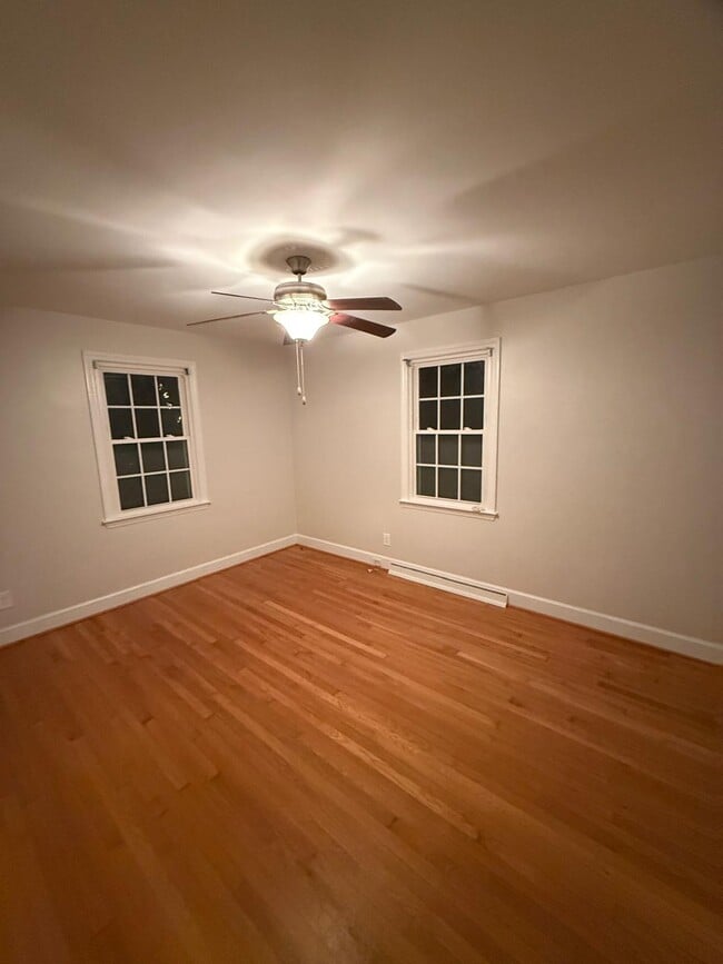 Building Photo - 2110 Villa Dr