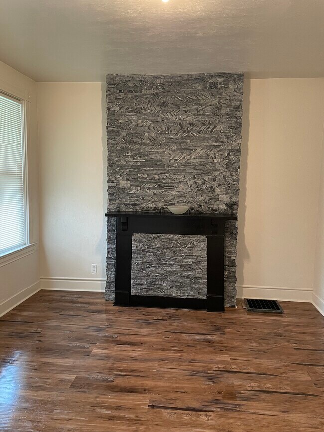 Building Photo - 676 Middle Ave