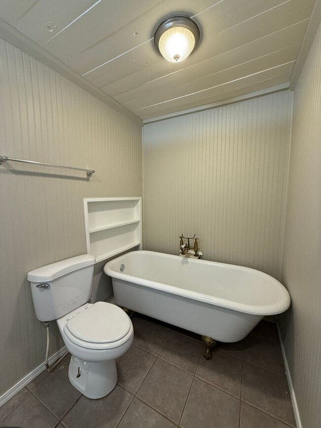 Building Photo - 3 Bedroom 2 Bath - Brook Village