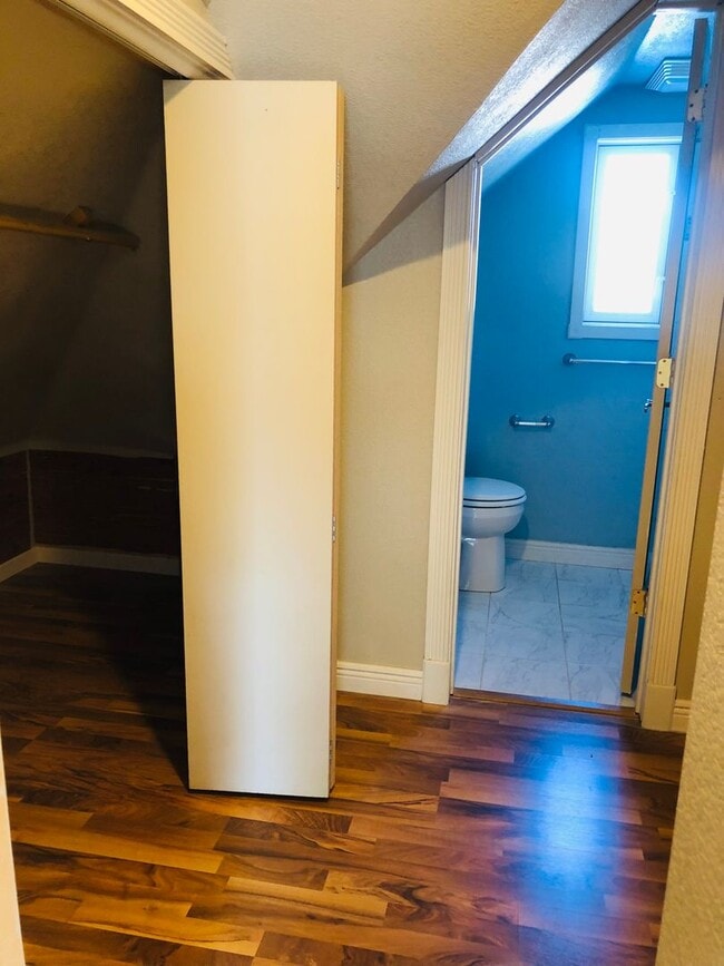 Building Photo - House- NW