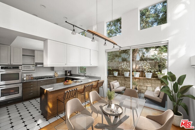 Building Photo - 1011 Pacific St