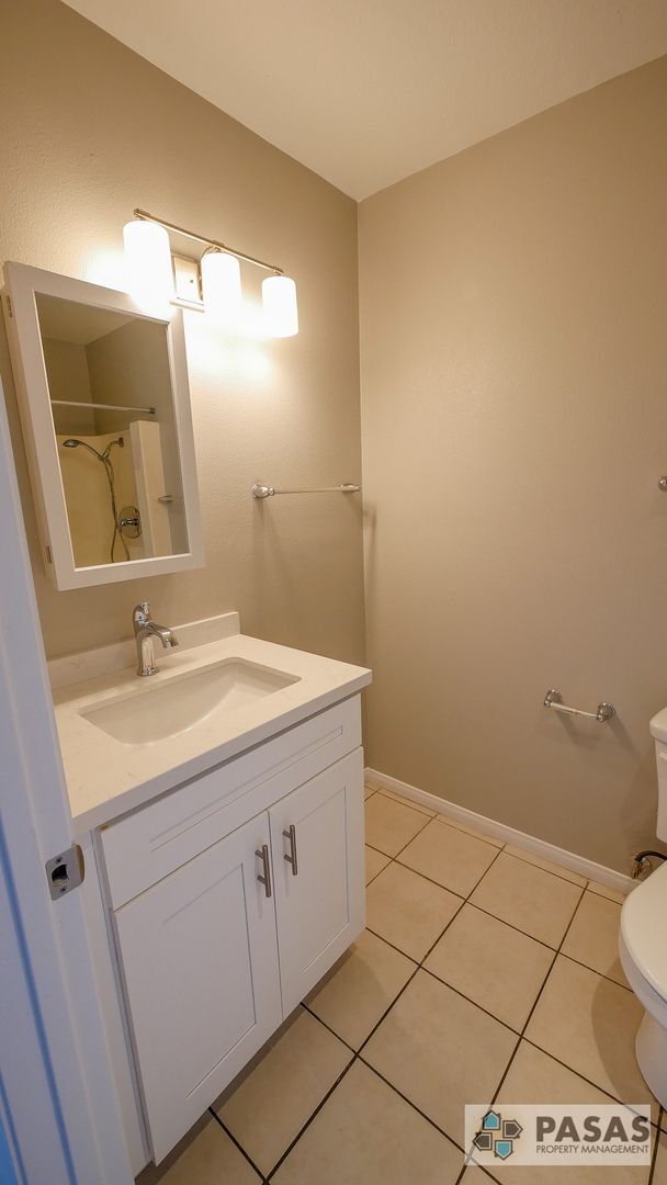 Building Photo - 1st Floor Remodeled Condo