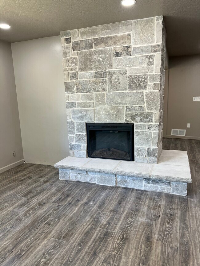 Building Photo - 2401 Van Buren Ave