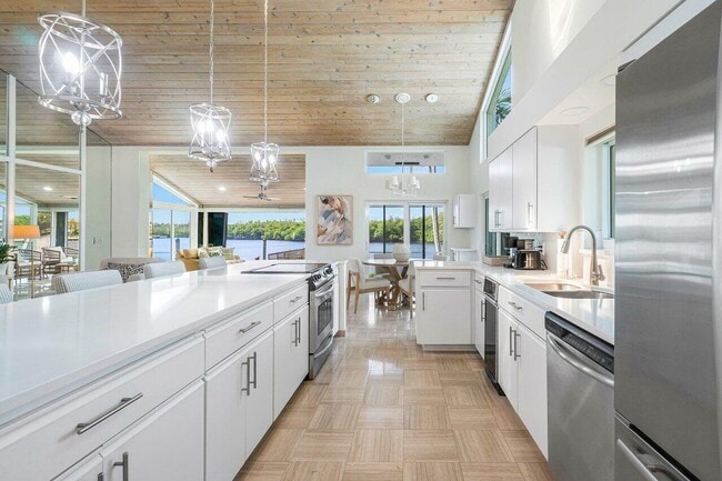 Building Photo - 6110 N Ocean Blvd