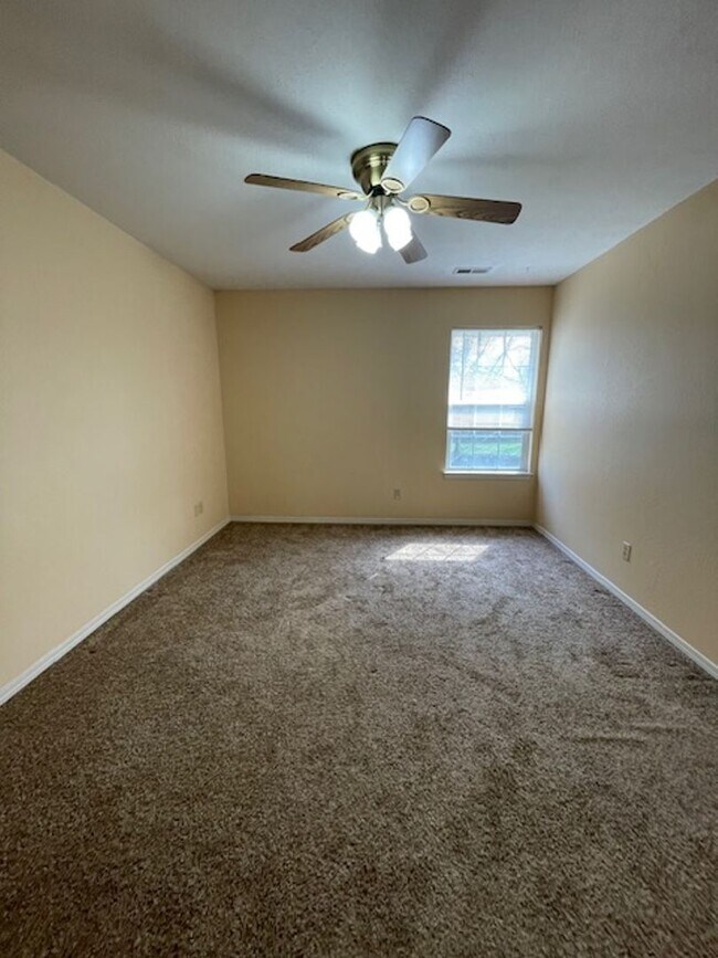 Building Photo - 4 Bedroom Home in SE Springfield!
