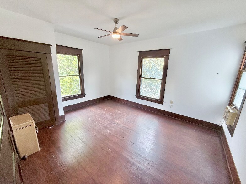 Building Photo - 517 W Hull St