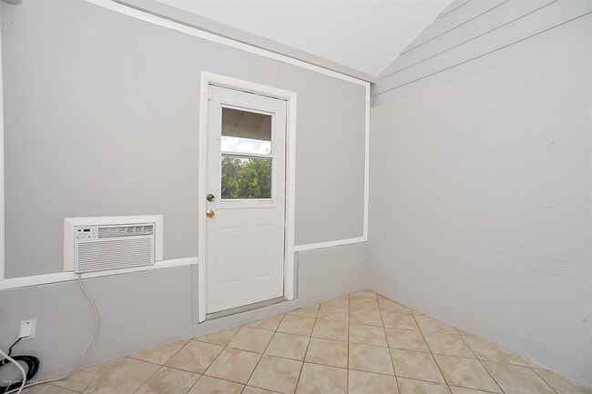 Building Photo - 905 Barbados Ave