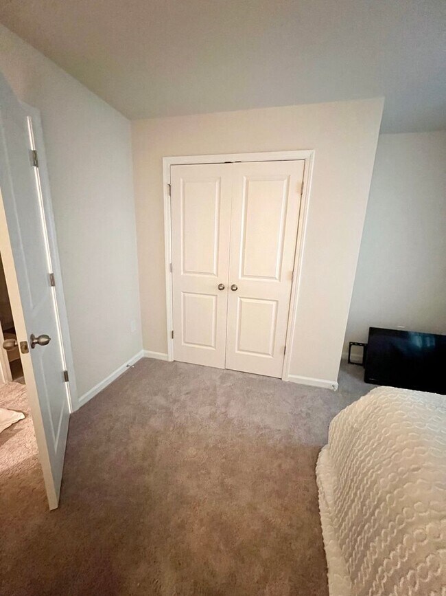 Building Photo - 1 MONTH FREE! 3 Bedroom Townhome in Oakwood!