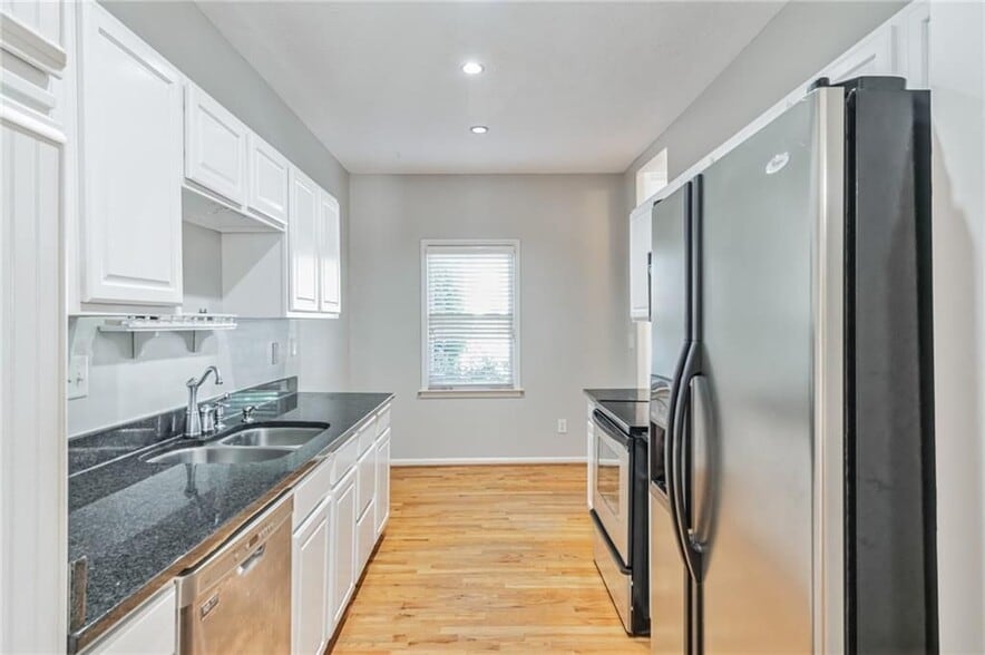 Building Photo - 4047 Elm St