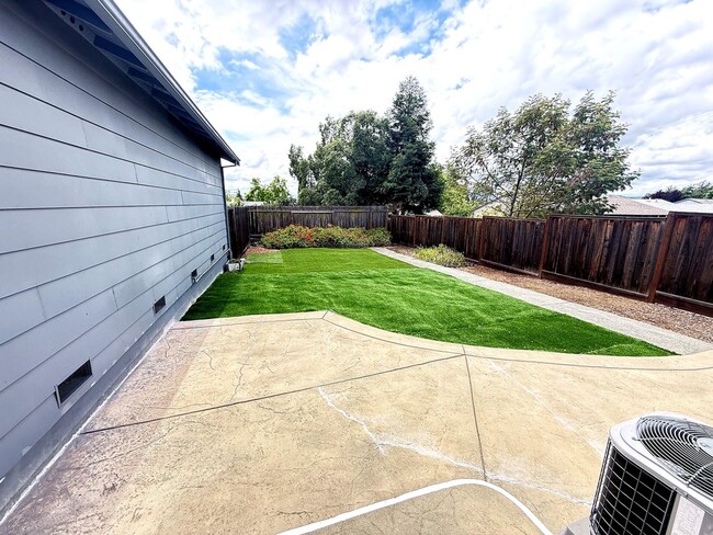 Building Photo - 2314 Upland Dr