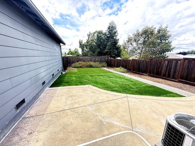 Building Photo - Newly available 2 bed/1 bath duplex