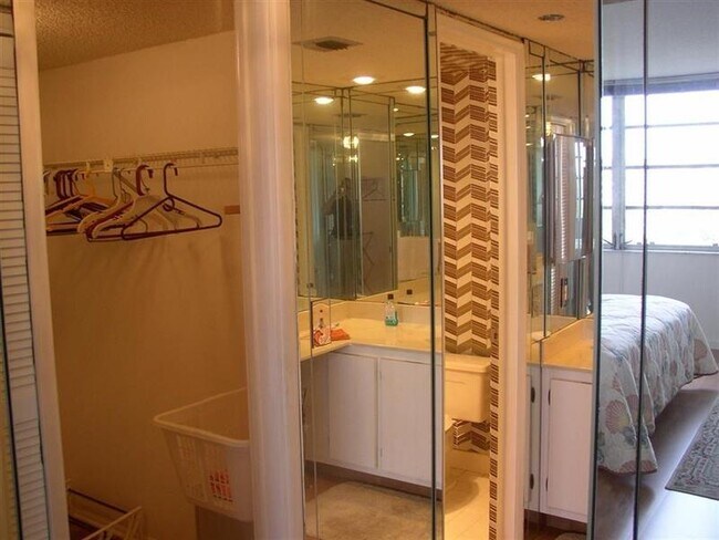 Building Photo - 4015 W Palm Aire Dr
