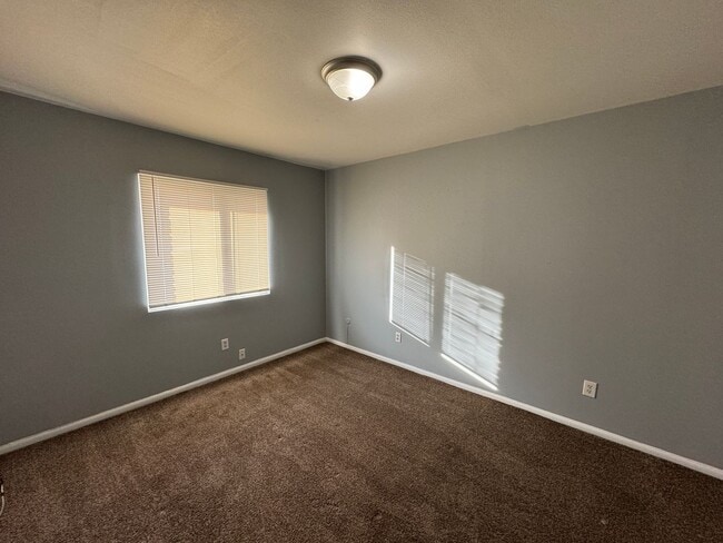 Building Photo - Warren Park 2 Bedroom Apartment w/Balcony