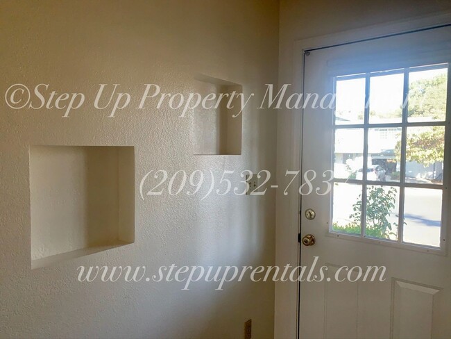 Building Photo - Welcoming and Spacious 3 Bedroom 2.5 Bathroom Home in Sonora!