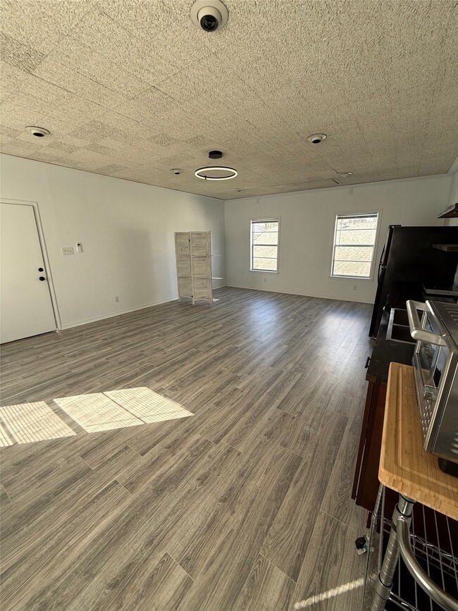 Building Photo - 618 E 16th St