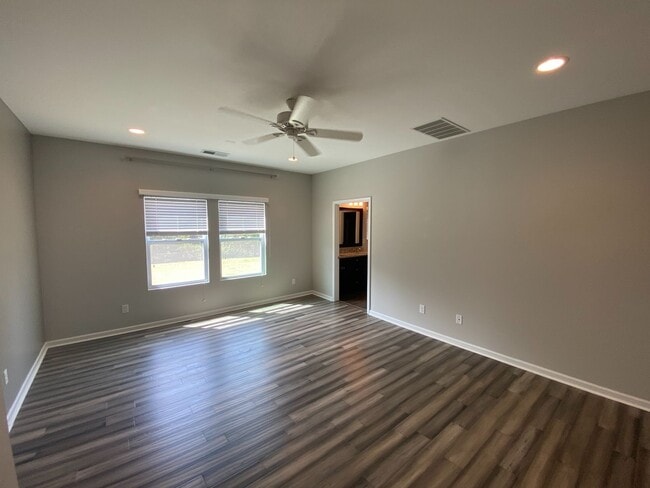 Building Photo - Move-in ready, 1.5 story home located in t...