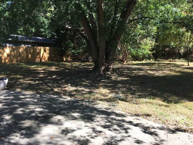 Building Photo - Spacious 3BR/2BA