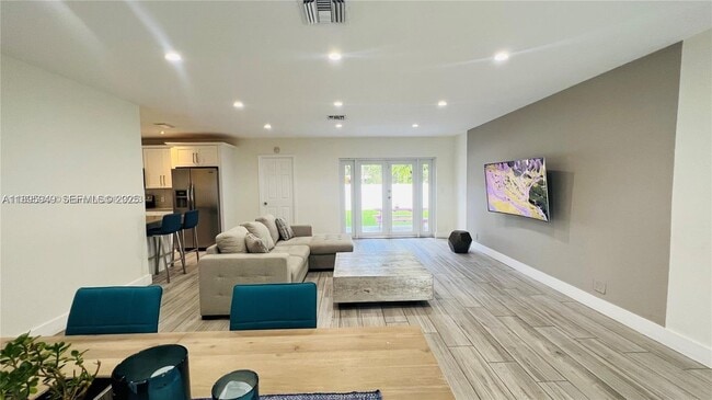 Building Photo - 911 N 14th Ave